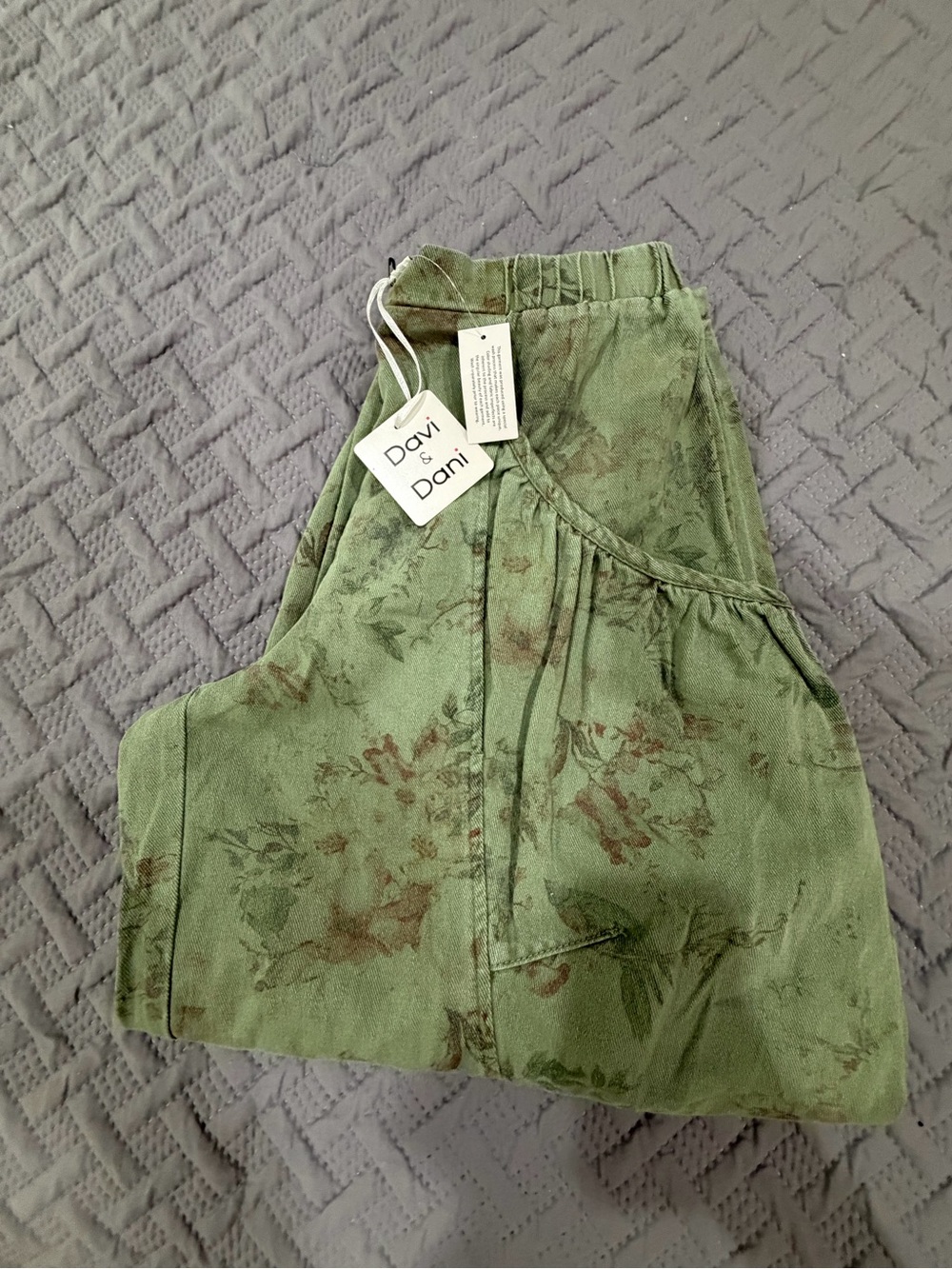 Davi & Dani Sage Green Floral Barrel Balloon Pants Size M
